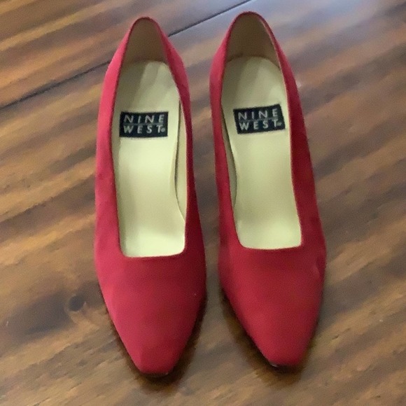 NINE WEST VINTAGE Suede Red Pumps 6 - Picture 3 of 5